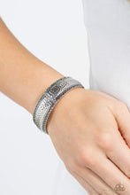 Load image into Gallery viewer, Textile Tenor - Silver Bracelet
